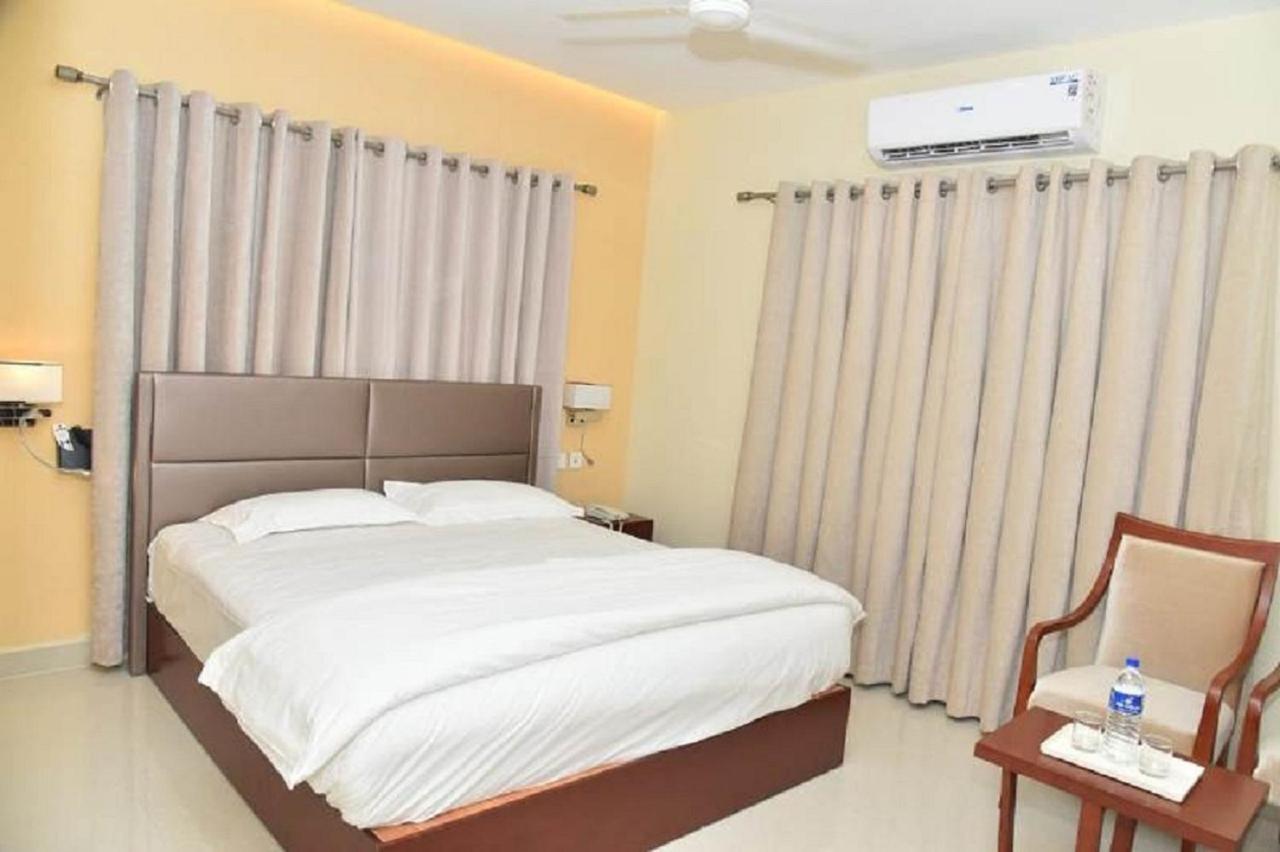 Ganesh Meridian Tiruppattur Ngoại thất bức ảnh